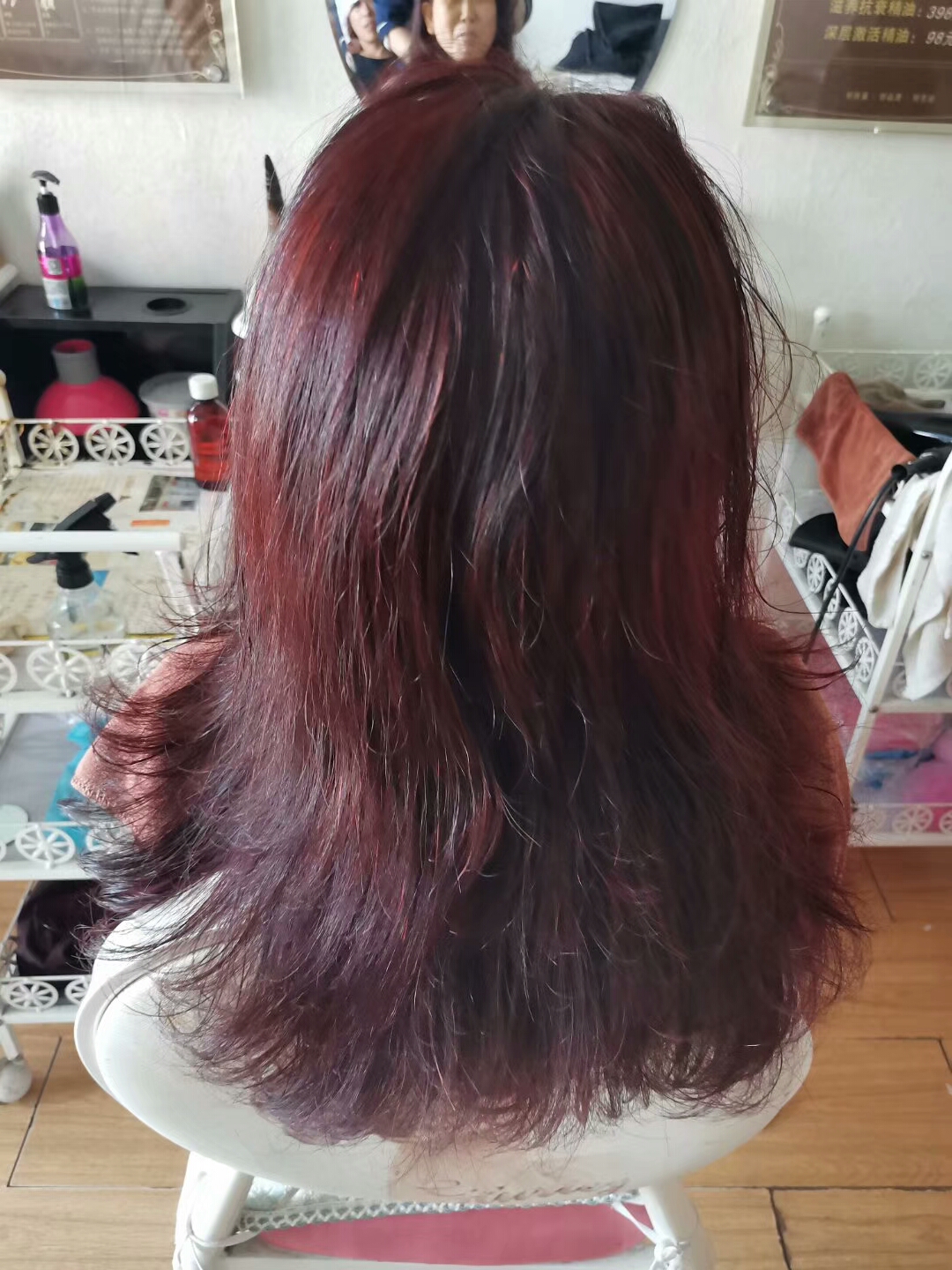 洗头发的时候要用温水充分的把头发浸湿