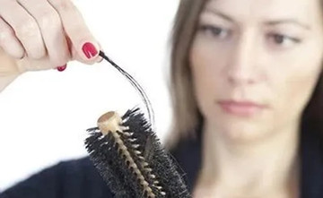 护发误区五：在头发湿润的时候梳理头发