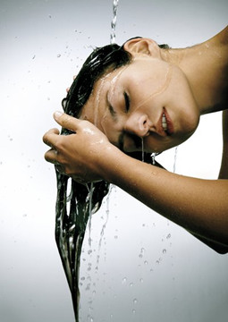 秀丝顿北京植物养发馆温馨提示晚上洗头比早上洗头更容易掉头发吗？